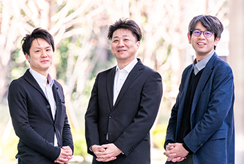 （左から）株式会社ネクスティ エレクトロニクス ITシステム部 インフラグループ 秋山 剛氏、ITシステム部 部長 豊嶋 健太郎氏、ITシステム部 インフラグループ グループリーダー 田中 義雄氏